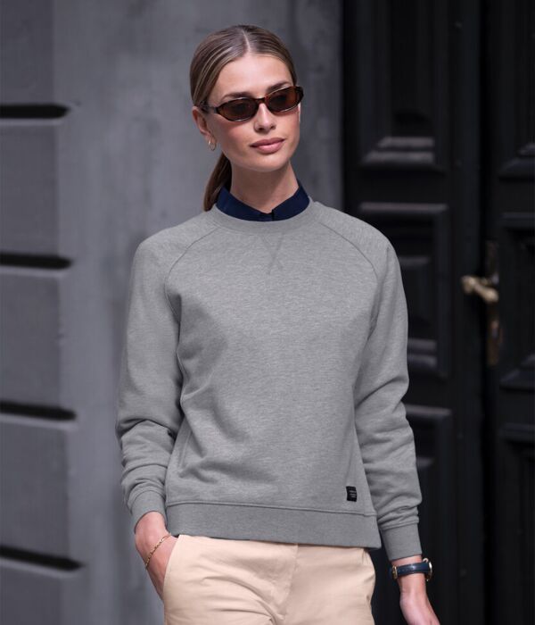 Women’s Georgetown – timeless luxury crew neck Thumbnail